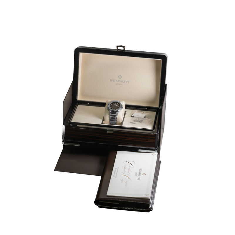 Patek Philippe Nautilus 7118/1A-011 Gray Opaline 35.2mm